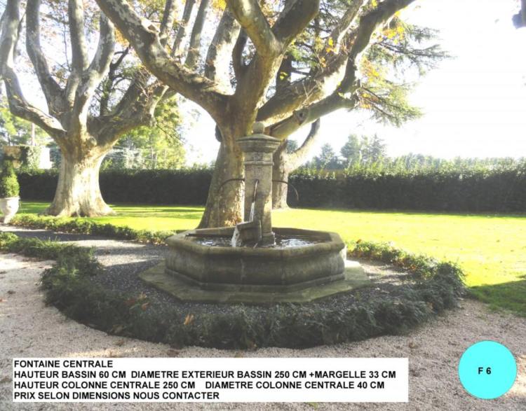 Fontaine centrale en pierre avec colonne centrale, margelle et bassin à 4 robinets pour grand jardin, parc ou place de village